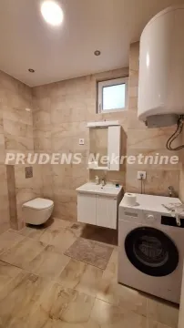 Kupatilo opremljeno sanitarijama, umivaonikom, veš mašinom i bojlerom. - image 8