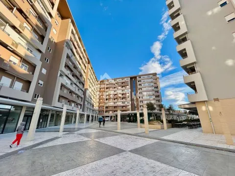 Izdavanje, dvosoban stan, 72m², Central Point, Podgorica