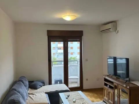 Izdavanje, jednosoban stan, 41m², Stari Aerodrom, Podgorica