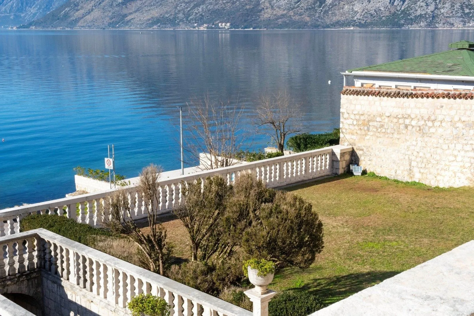 Sale, house, 1100m², Dobrota, Kotor