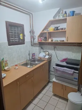 Manja kuhinja sa drvenim elementima, sudoperom i instaliranim aparatima. - image 2