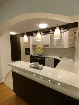 Moderna kuhinja sa šankom i visećim elementima. - image 4