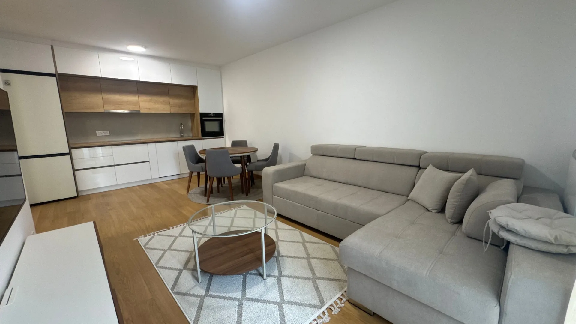 Izdavanje, dvosoban stan, 45m², Đeram Pijaca, Beograd