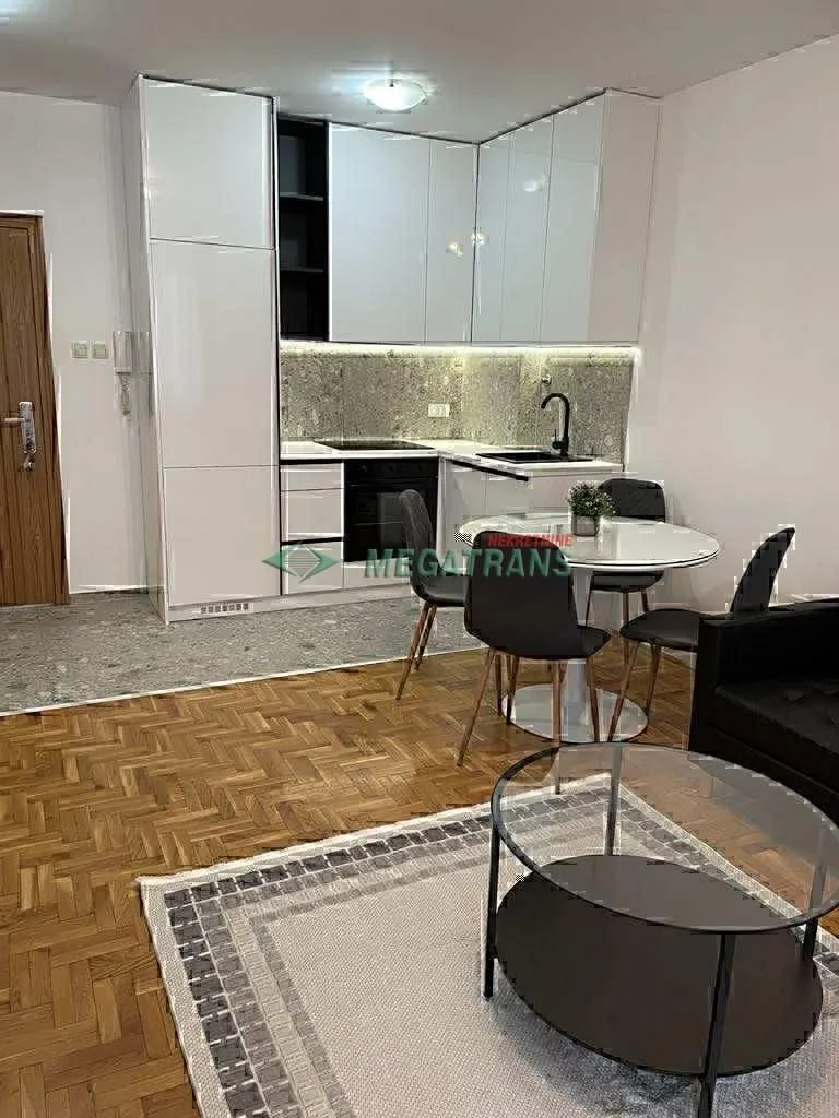 Izdavanje, dvosoban stan, 38m², Bulevar Evrope, Novi Sad Sve Podlokacije