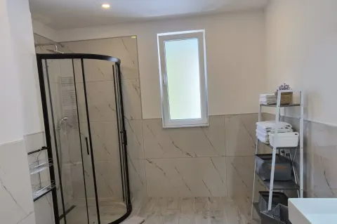 Izdavanje, trosoban stan, 147m², Đenovići, Herceg Novi - image 21