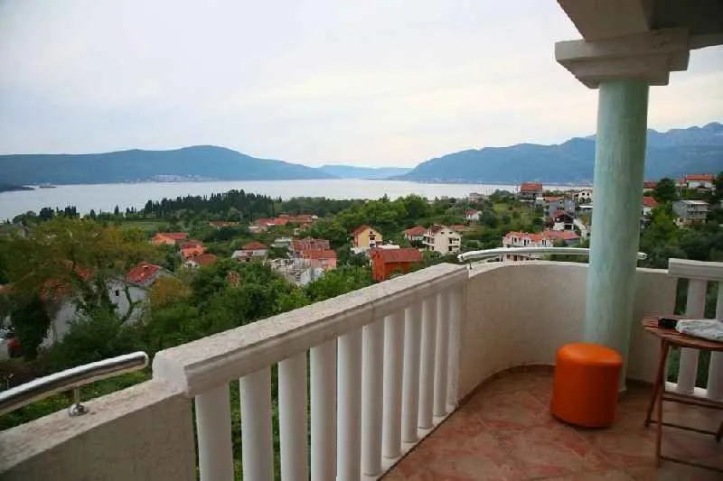 Terasa sa pogledom na more i okolinu.