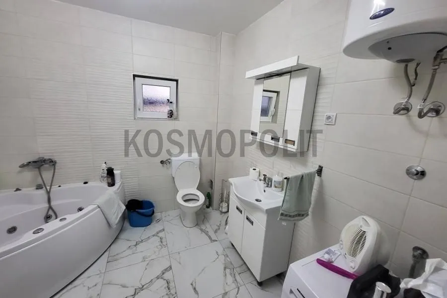 Fully equipped bathroom with a bathtub, washbasin, and toilet.