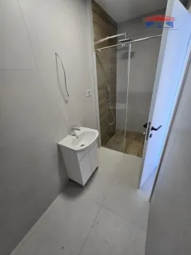 Savremeno opremljeno kupatilo sa umivaonikom i tuš kabinom. - image 4