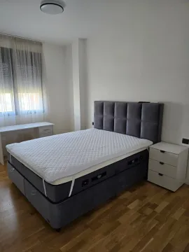 Spavaća soba sa bračnim krevetom, noćnim stočićem i radnim stolom. - image 5