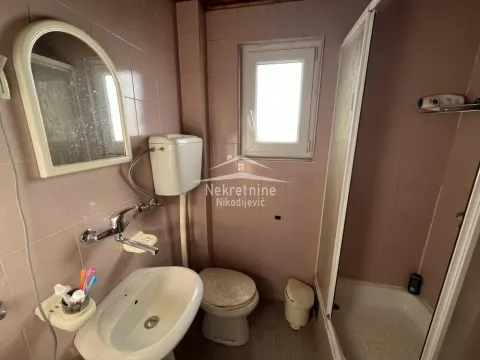 Manje kupatilo sa lavaboom, WC šoljom i tuš kabinom obloženo keramičkim pločicama. - image 17