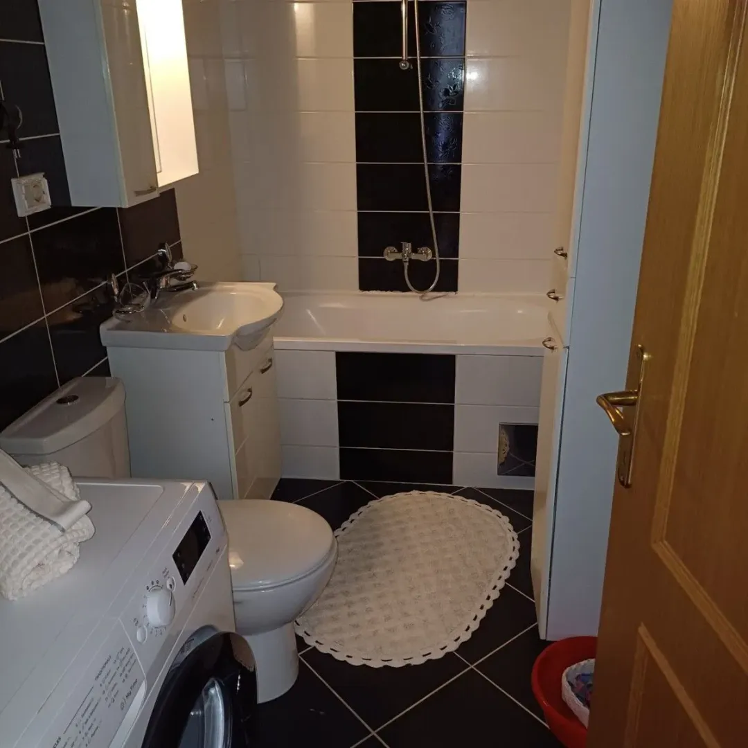 Izdavanje, dvosoban stan, 106m², Centar, Tivat