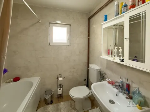 Izdavanje, kuća, 200m², Tološi, Podgorica - image 11