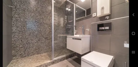 Moderno kupatilo sa tuš kabinom i bijelim sanitarijama. - image 16