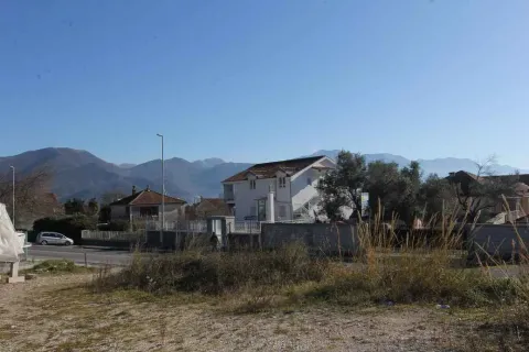 Vanjski izgled kuće sa placem i planinama u pozadini. - image 2
