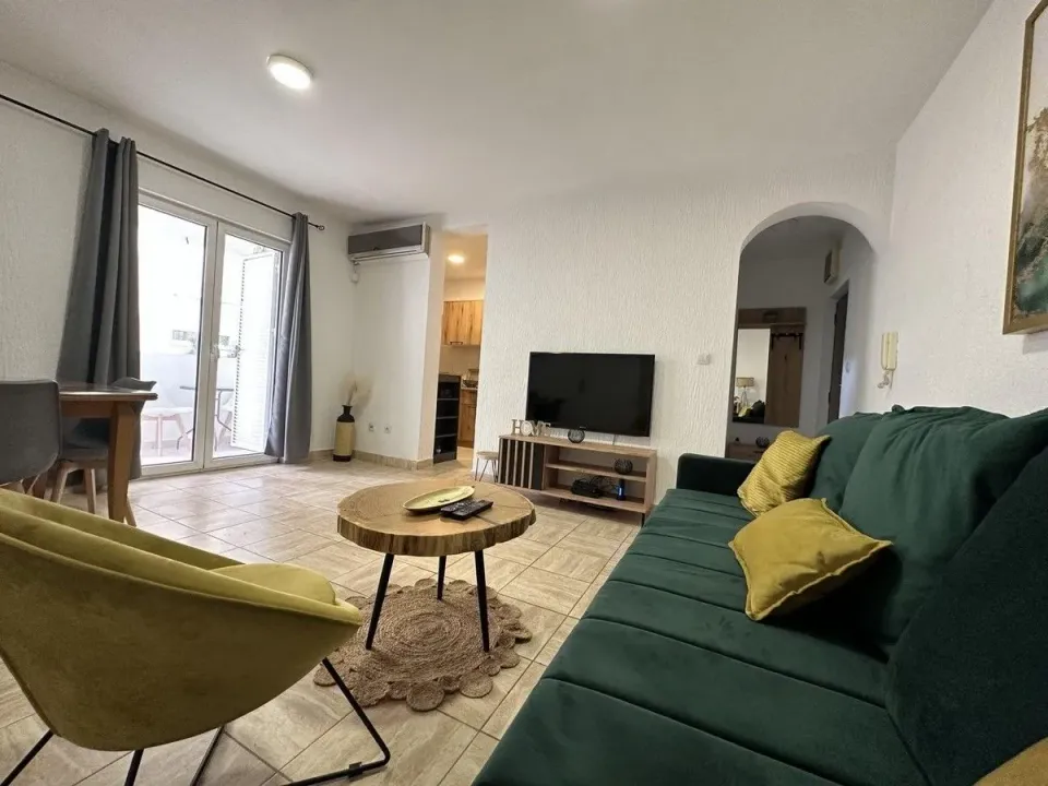Izdavanje, dvosoban stan, 55m², Velji Vinogradi, Budva