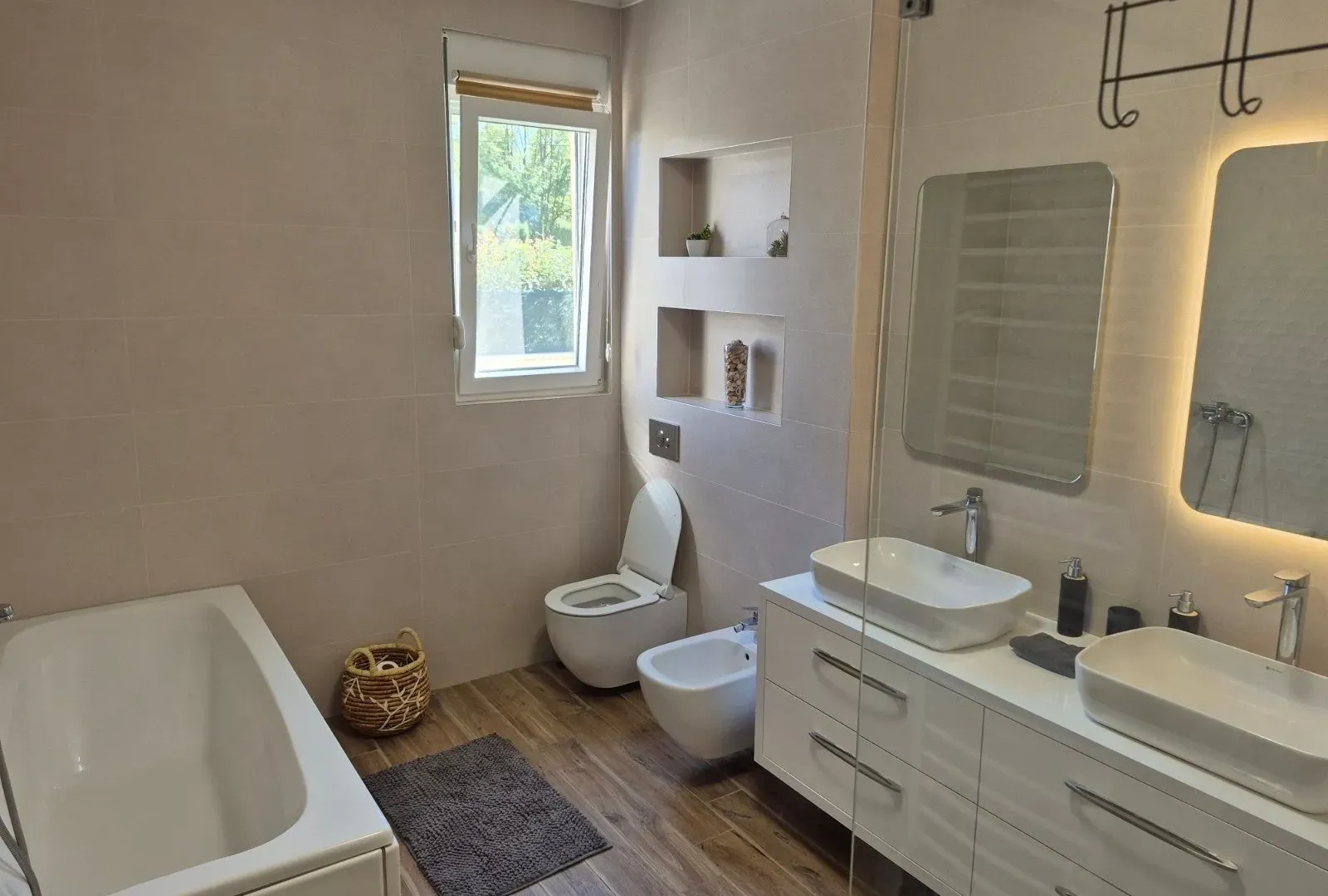 Izdavanje, kuća, 157m², Tološi, Podgorica