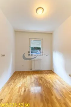 Prazna soba sa parketom i prozorom. - image 15