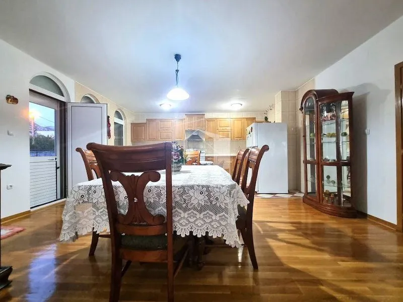 Izdavanje, kuća, 400m², Zlatica, Podgorica