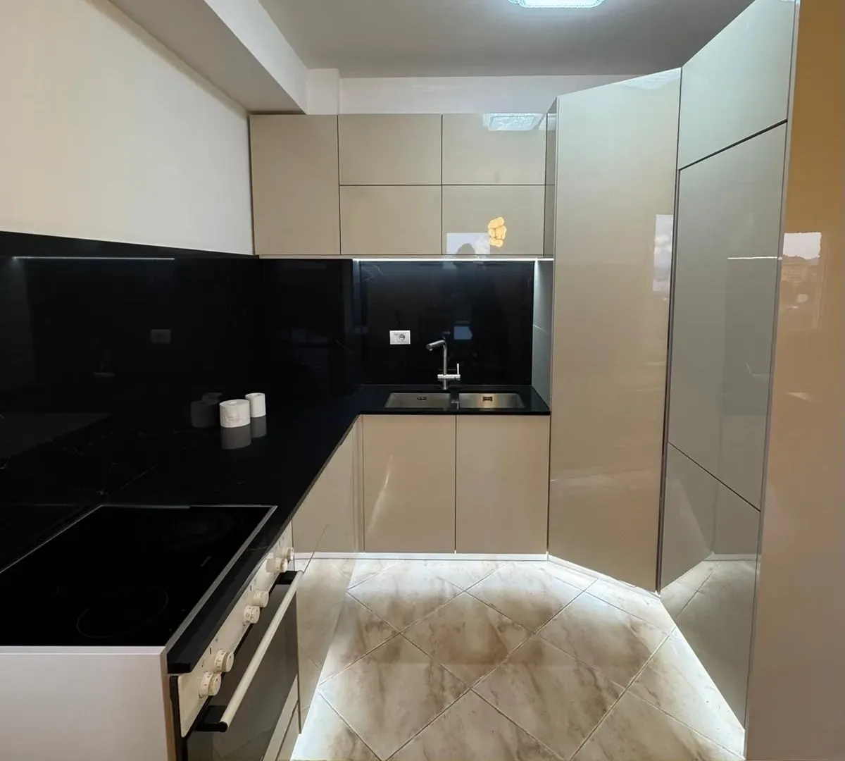 Izdavanje, trosoban stan, 92m², Krivi Most, Podgorica