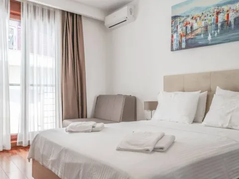 Rent, one bedroom apartment, 90m², Bečići, Budva - image 7