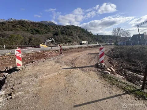 Pogled na pristupni put u izgradnji i okolni pejzaž. - image 3