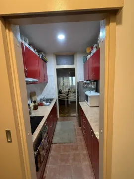 Manja kuhinja sa crvenim elementima i ugradnim kućnim aparatima. - image 5