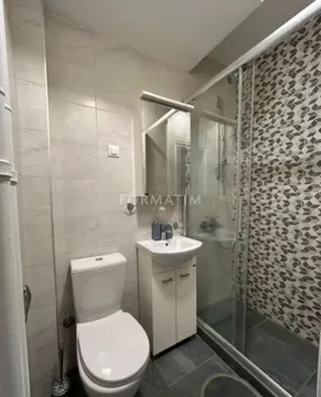 Kupatilo opremljeno tuš kabinom, umivaonikom i toaletom. - image 2