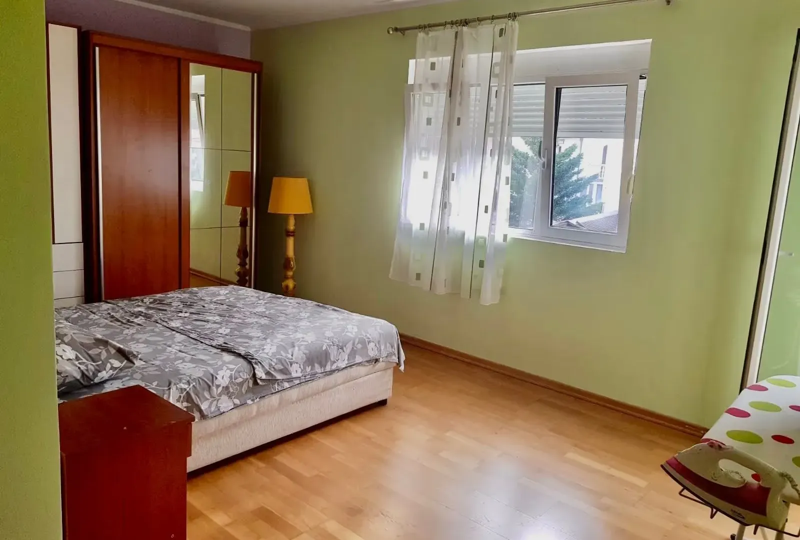 Izdavanje, dvosoban stan, 70m², Lazi, Budva