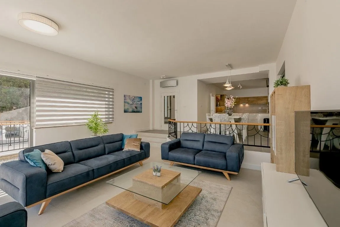 Prodaja, kuća, 236m², Njivice, Herceg Novi