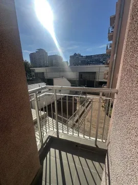 Manji balkon sa metalnom ogradom i pogledom na grad. - image 12