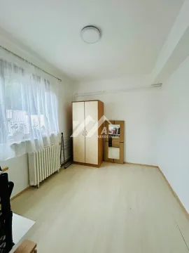 Manja soba sa garderoberom, prozorom i svetlim laminatom. - image 9