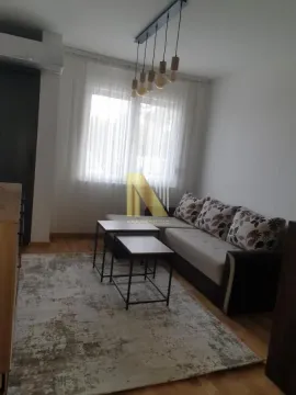 Dnevna soba sa ugaonom garniturom, stočićima i tepihom pored prozora. - image 4