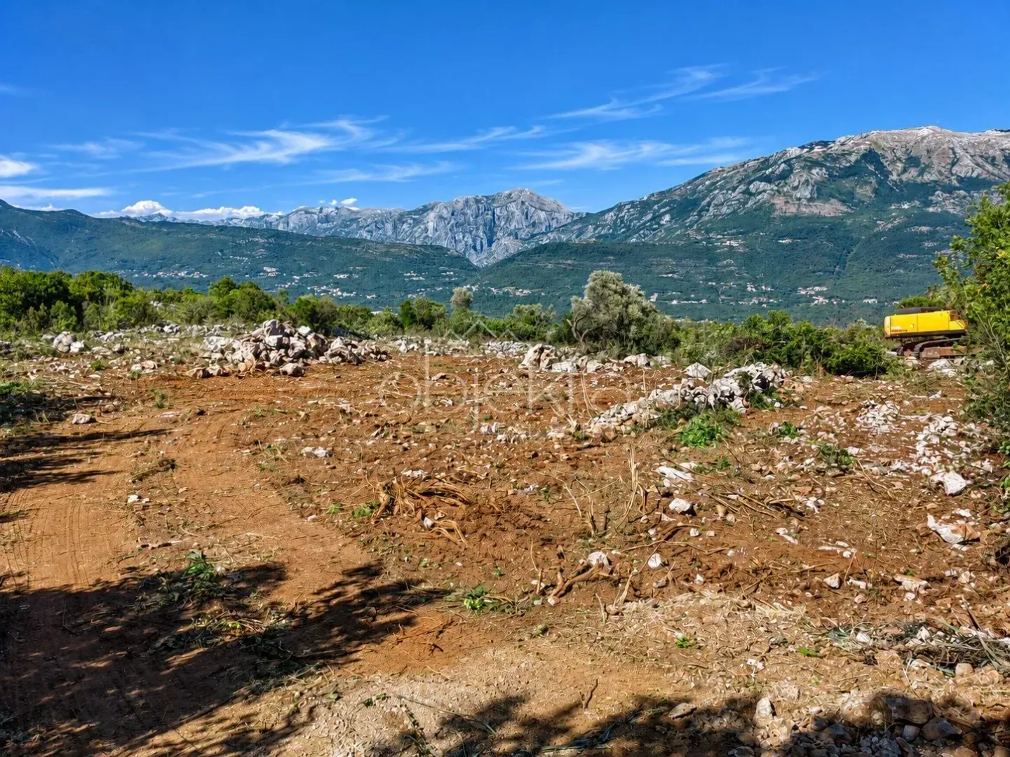 Zemljište pripremljeno za gradnju sa pogledom na planine.