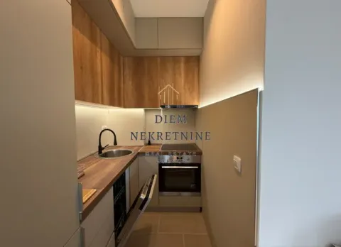 Moderna manja kuhinja sa ugradnim elementima i osvjetljenjem. - image 7