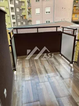 Manji balkon sa keramičkim podom i metalnom ogradom. - image 7