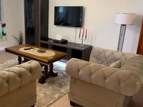 Izdavanje, dvosoban stan, 75m², Dobrota, Kotor - image 3