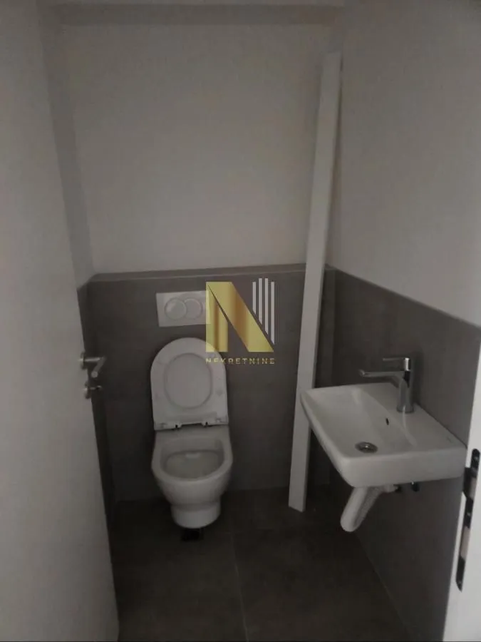 Manje kupatilo sa wc šoljom i umivaonikom.