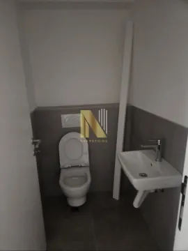 Manje kupatilo sa wc šoljom i umivaonikom. - image 7