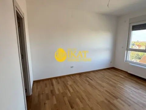 Prodaja, četvorosoban stan, 80m², Centar, Stara Pazova - image 2