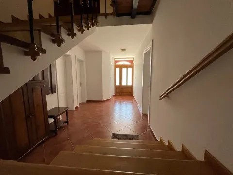 Izdavanje, kuća, 200m², Tološi, Podgorica - image 17