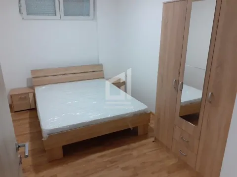 Spavaća soba sa bračnim krevetom i drvenim ormarom. - image 4