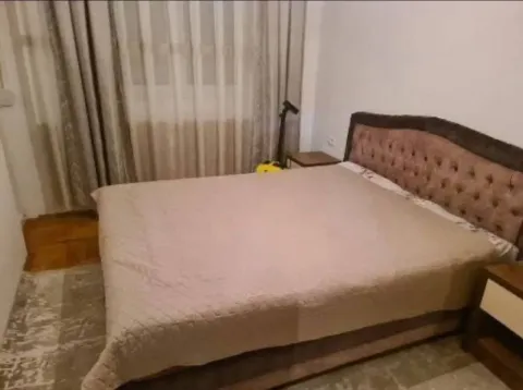 Namještena spavaća soba sa bračnim krevetom i noćnim stočićima. - image 3