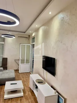 Dnevna soba sa ugaonom garniturom, TV-om i modernim osvjetljenjem. - image 3