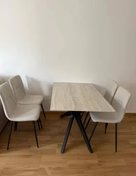 Trpezarijski sto sa četiri stolice u svijetloj prostoriji. - image 4