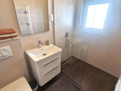 Izdavanje, trosoban stan, 88m², Centar, Tivat - image 9