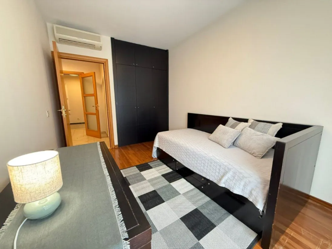Izdavanje, četvorosoban stan, 200m², Gorica C, Podgorica