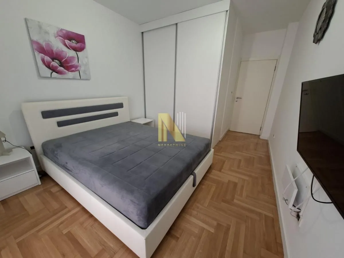 Izdavanje, dvosoban stan, 49m², Centar, Novi Sad