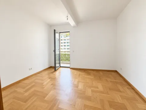Prazna soba sa parketom i izlazom na terasu. - image 7