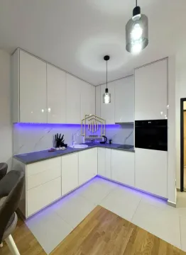 Moderna bijela kuhinja u L-obliku sa ugradnim aparatima i LED osvjetljenjem. - image 4