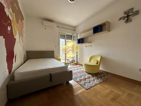 Izdavanje, trosoban stan, 100m², Blok 6, Podgorica - image 13